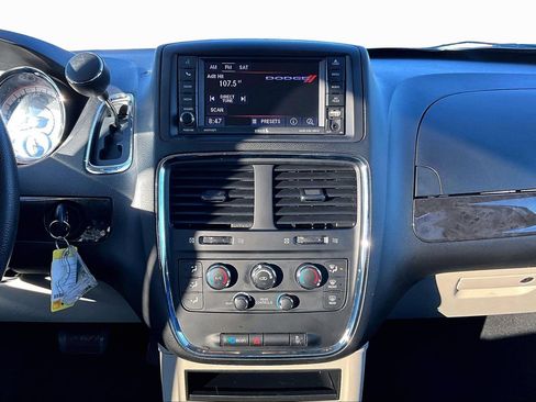 Used 2018 Dodge Grand Caravan SE w/ UConnect Hands-Free Group image 6