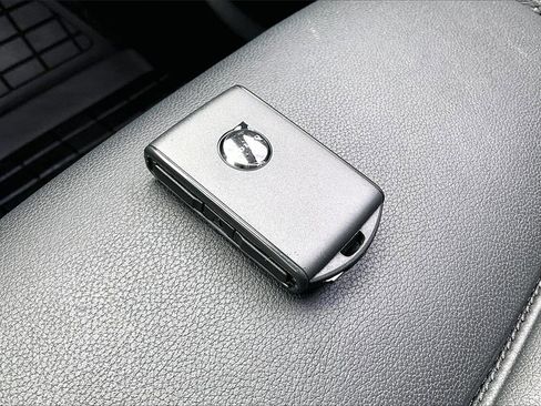 Used 2024 Volvo XC40 B5 Ultimate w/ Protection Package Premier image 31