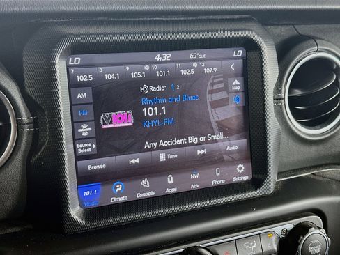 Used 2023 Jeep Wrangler Unlimited Sahara w/ Cold Weather Group AWD/4WD image 19