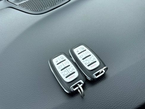 Used 2020 Chrysler Pacifica Touring-L FWD image 27