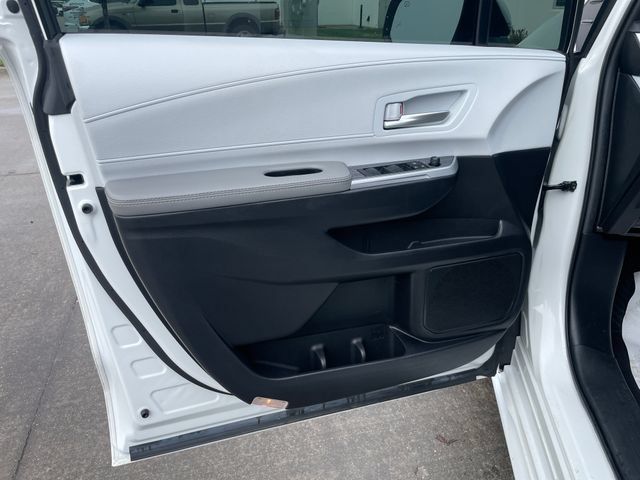 Used 2025 Toyota Sienna XLE FWD image 11