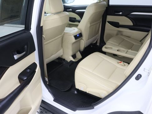 Used 2018 Toyota Highlander XLE AWD/4WD image 29