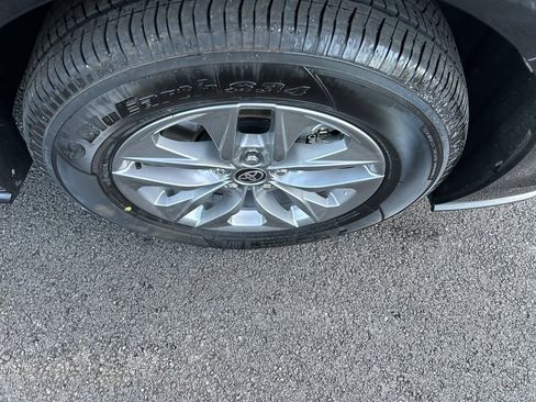 Used 2025 Toyota Sienna XLE image 27