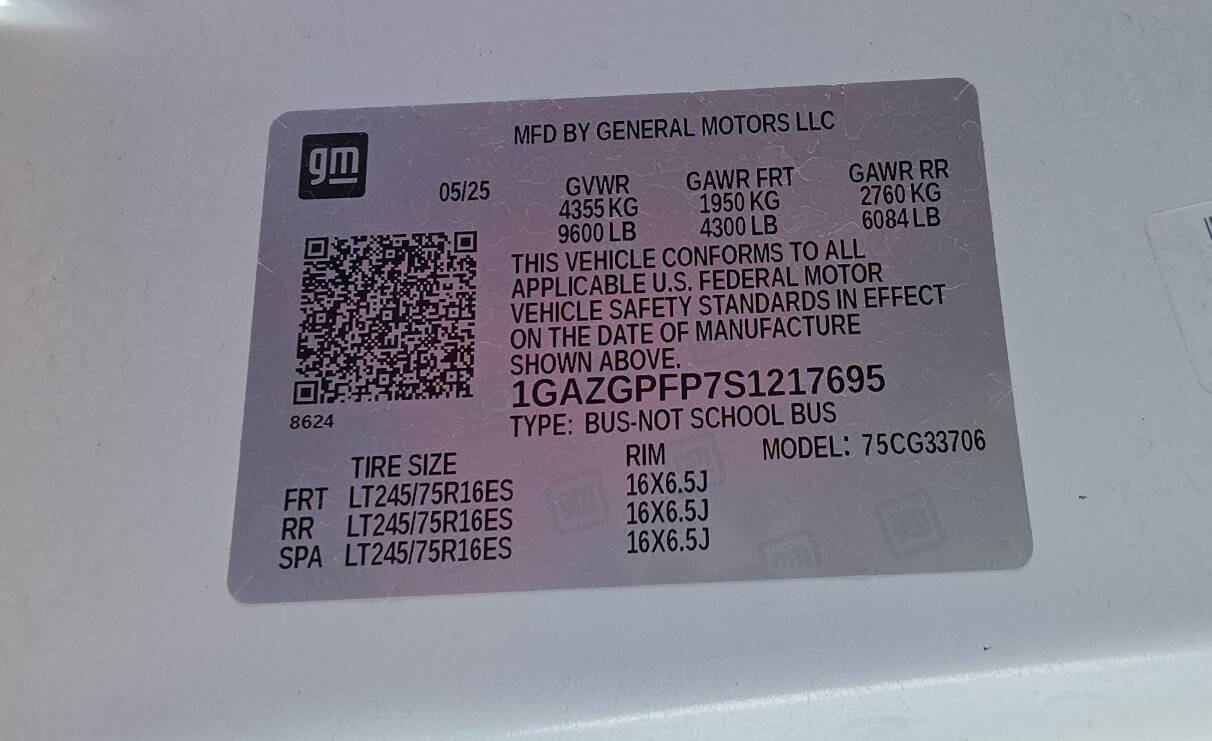 Used 2025 Chevrolet Express 3500 LT w/ LT Preferred Equipment Group RWD image 16
