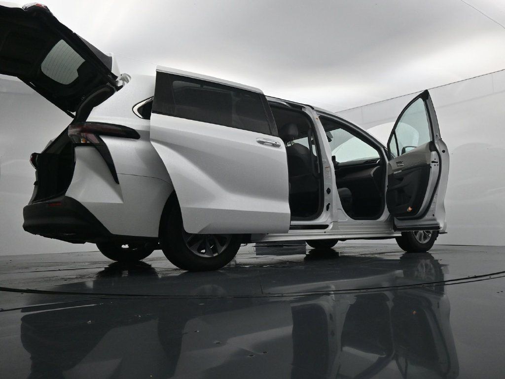 Used 2024 Toyota Sienna XLE FWD image 29