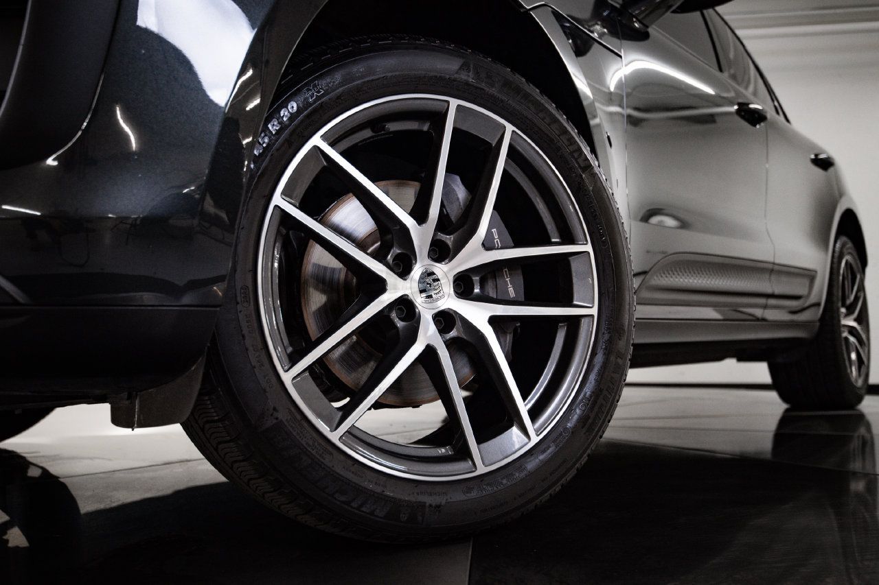 Certified 2024 Porsche Macan AWD/4WD image 12