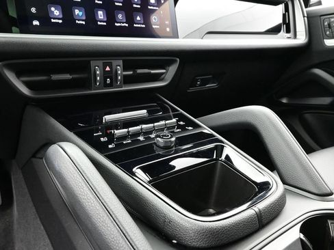 Certified 2025 Porsche Cayenne AWD/4WD image 11