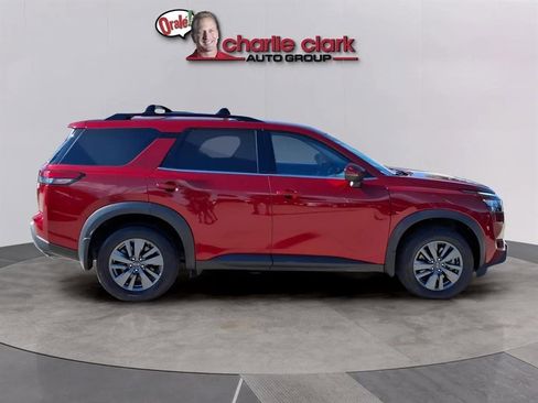 Used 2023 Nissan Pathfinder SV image 6