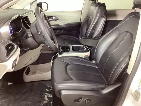Used 2024 Chrysler Pacifica Limited FWD image 10