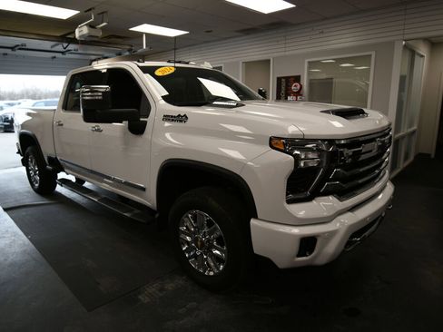 Used 2024 Chevrolet Silverado 2500 High Country w/ High Country Premium Package image 2