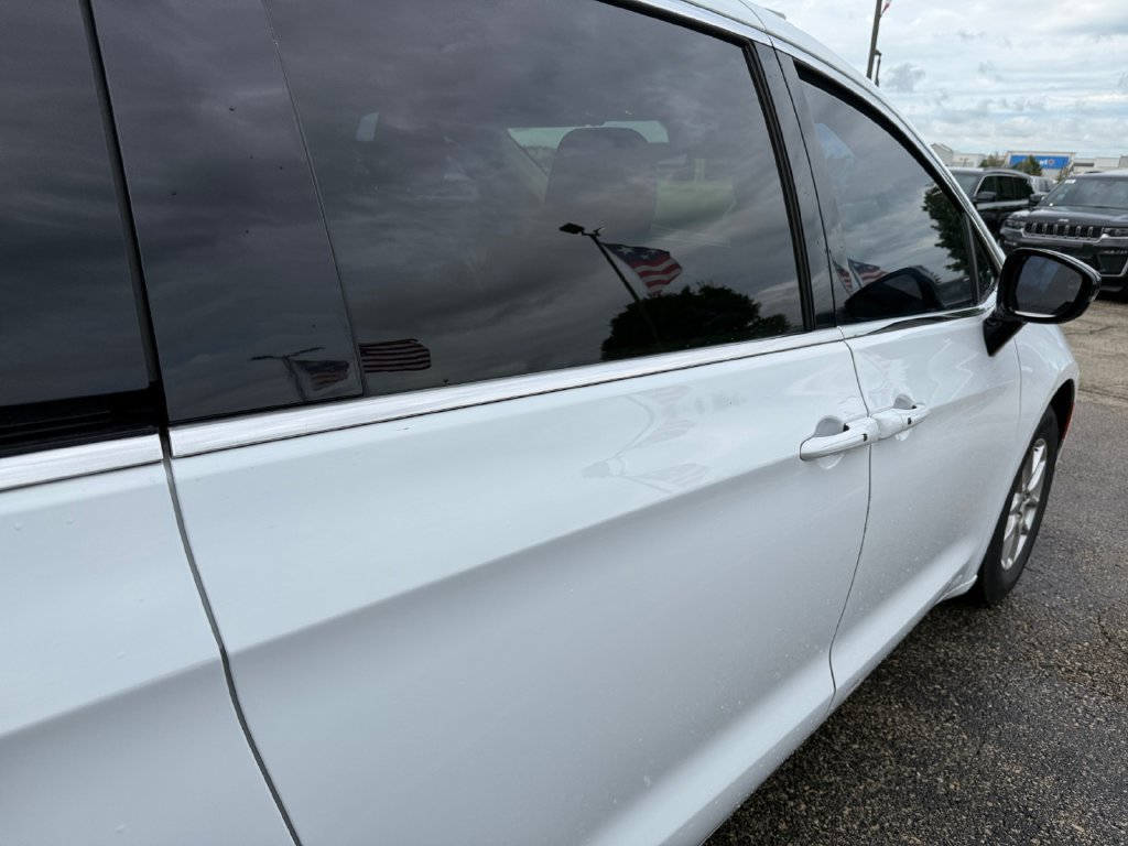 Used 2024 Chrysler Pacifica Touring-L FWD image 38