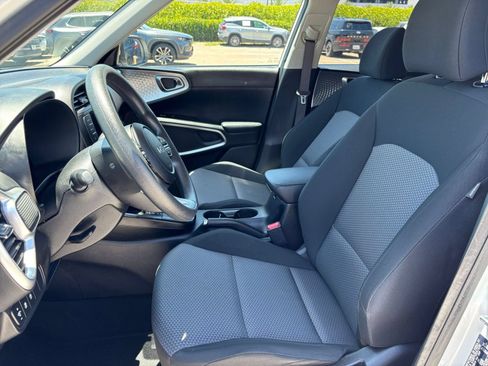 Used 2025 Kia Soul LX w/ LX Technology Package FWD image 24