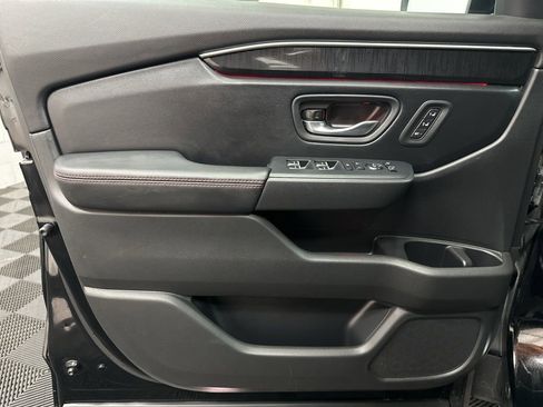 Used 2025 Honda Pilot Black Edition image 17