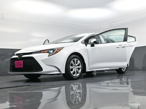 Used 2025 Toyota Corolla LE image 28