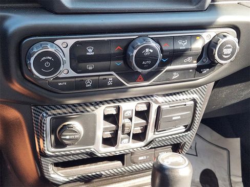 Used 2018 Jeep Wrangler Unlimited Sahara image 18