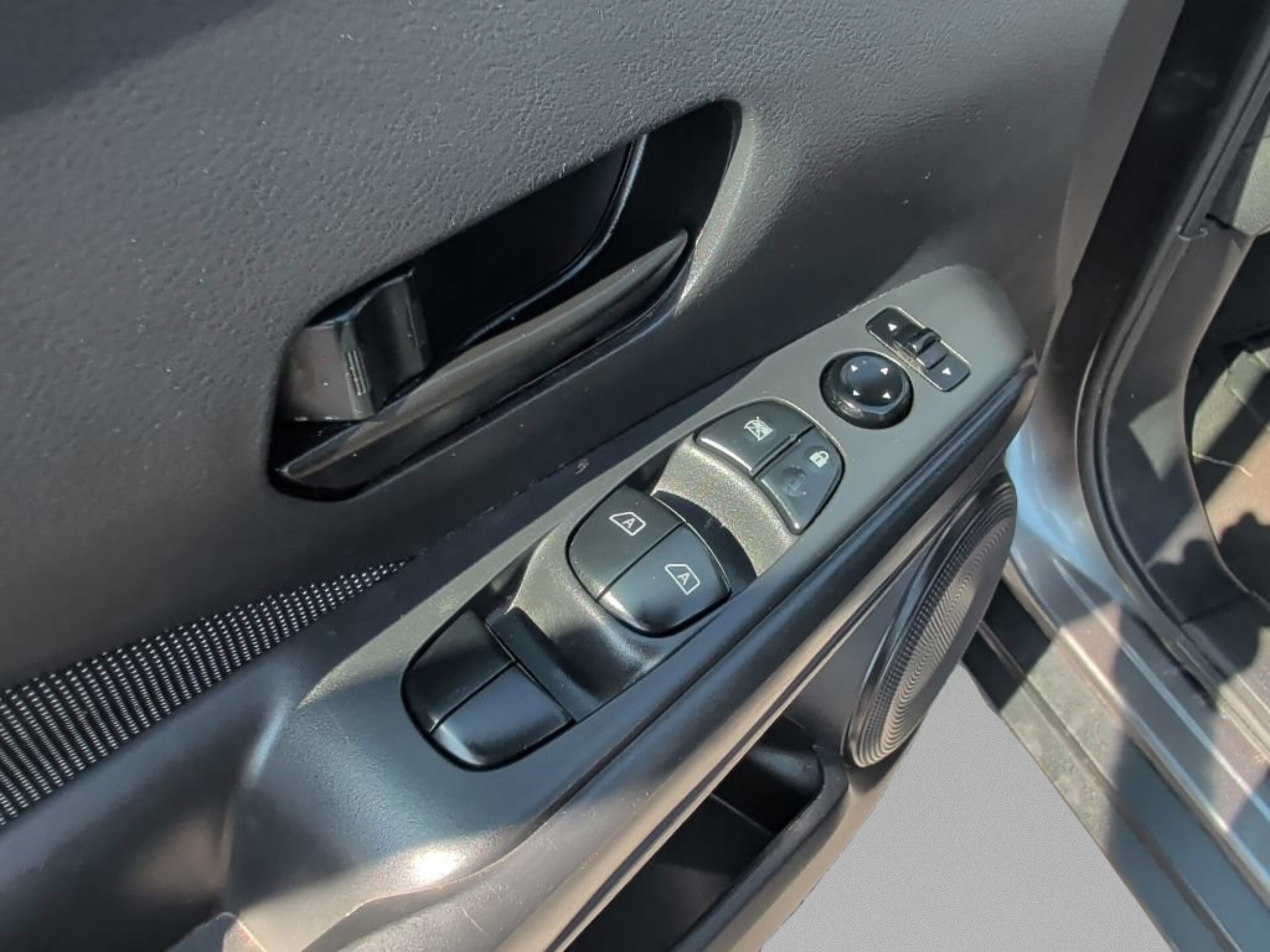 Used 2020 Nissan Kicks S FWD image 12