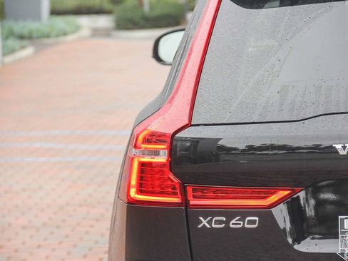 Used 2025 Volvo XC60 B5 Plus image 9