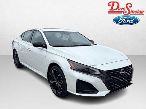 Used 2023 Nissan Altima 2.5 SR w/ SR Premium Package image 4