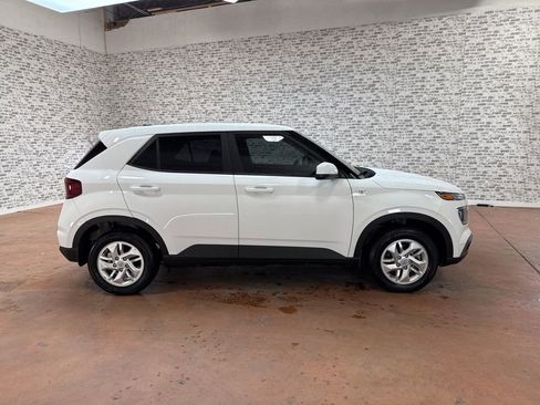 Used 2025 Hyundai Venue SE image 8