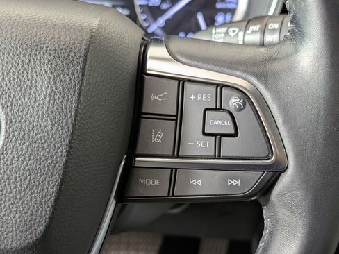 Used 2020 Toyota Highlander XLE image 23