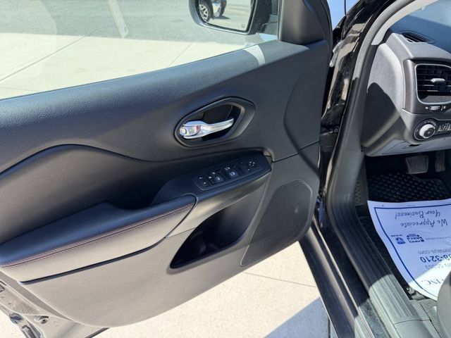 Used 2020 Jeep Cherokee Trailhawk w/ Comfort/Convenience Group AWD/4WD image 17
