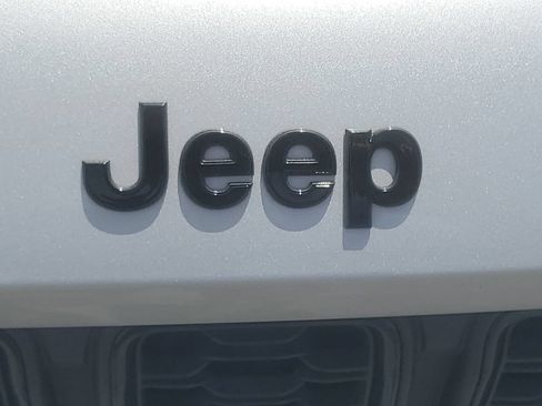 Used 2025 Jeep Grand Cherokee Altitude AWD/4WD image 37