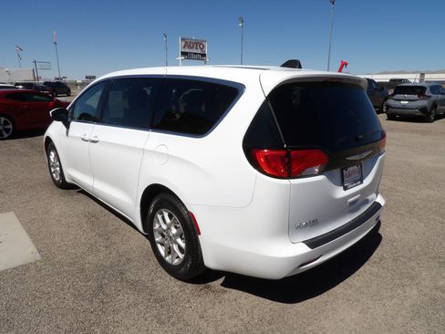 Used 2023 Chrysler Voyager LX FWD image 6