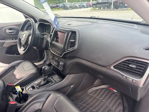 Used 2019 Jeep Cherokee Latitude Plus FWD image 33