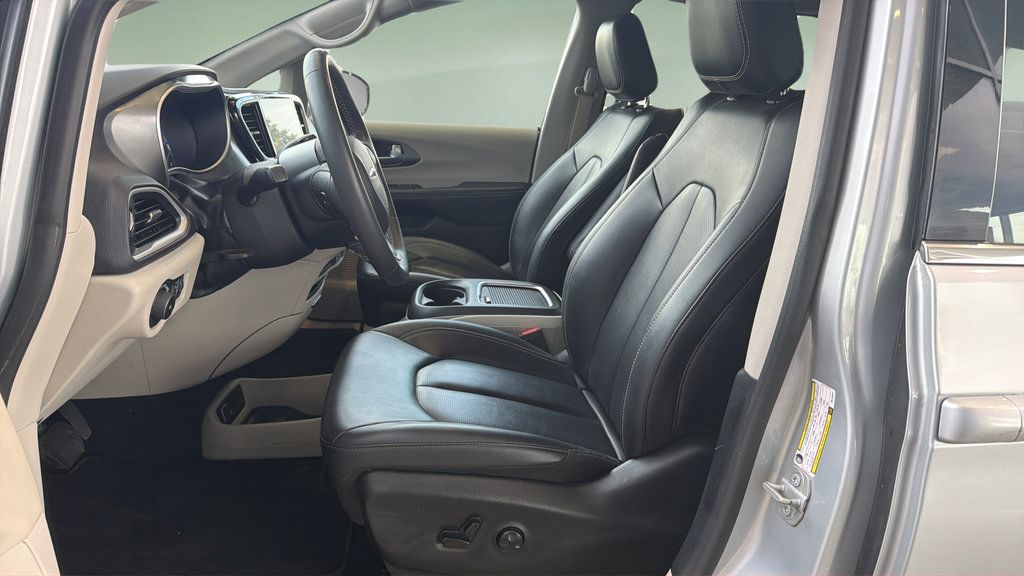 Used 2024 Chrysler Pacifica Touring-L FWD image 23