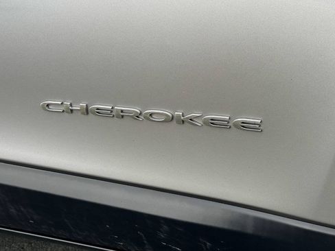 Used 2019 Jeep Cherokee Limited AWD/4WD image 10