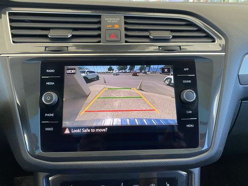 Used 2023 Volkswagen Tiguan SE w/ Panoramic Sunroof Package FWD image 4