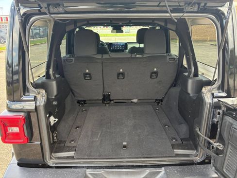 Used 2025 Jeep Wrangler Unlimited Sahara AWD/4WD image 28