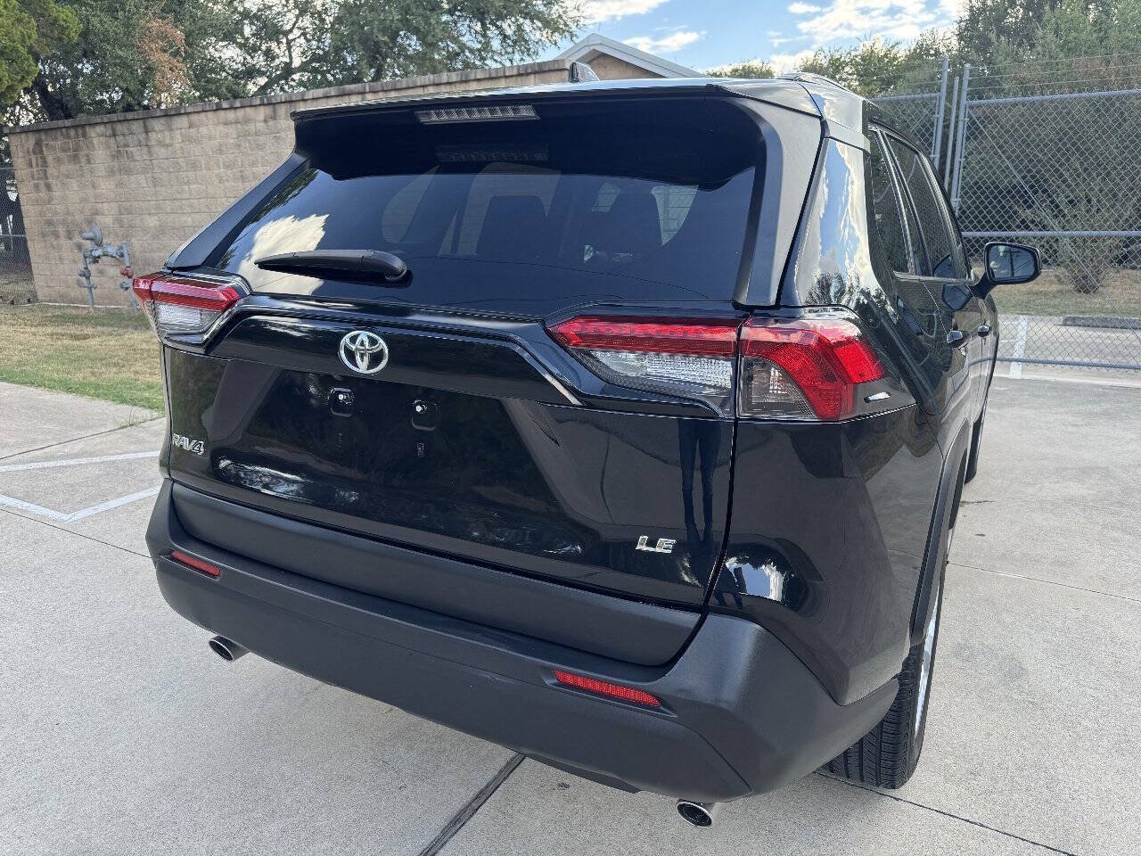 Used 2019 Toyota RAV4 LE FWD image 12