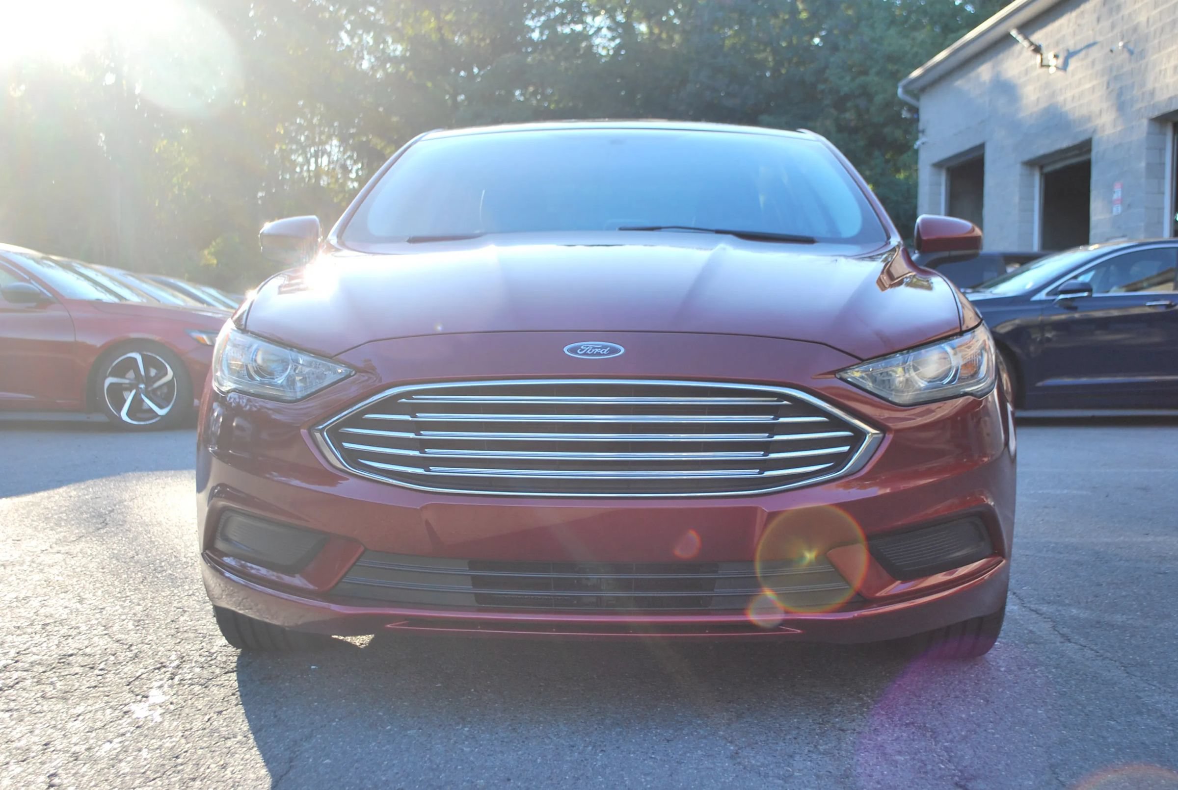 Used 2018 Ford Fusion SE w/ Fusion SE Technology Package FWD image 2