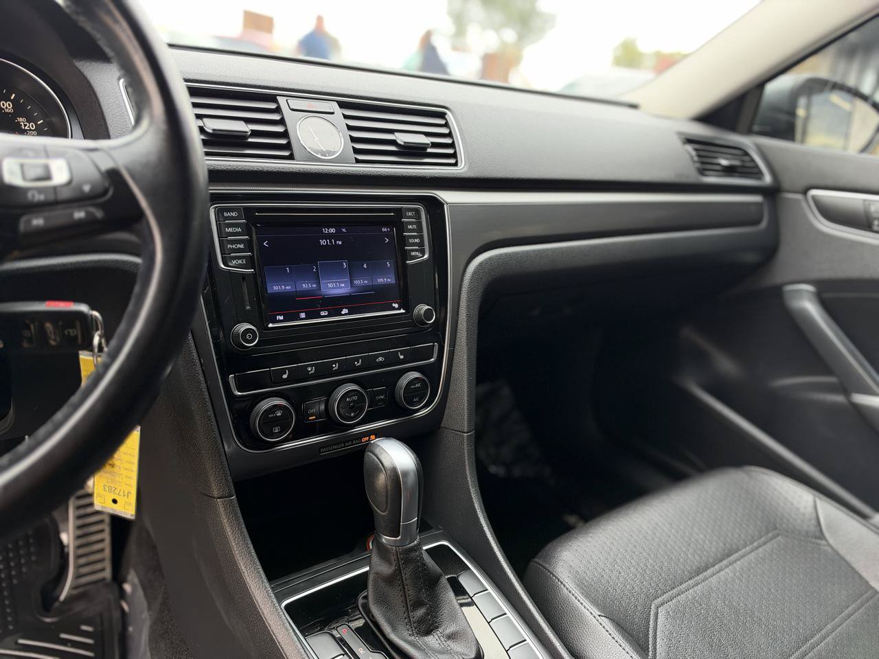 Used 2017 Volkswagen Passat 1.8T R-Line FWD image 3