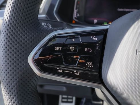 Certified 2022 Volkswagen Tiguan SEL R-Line image 18