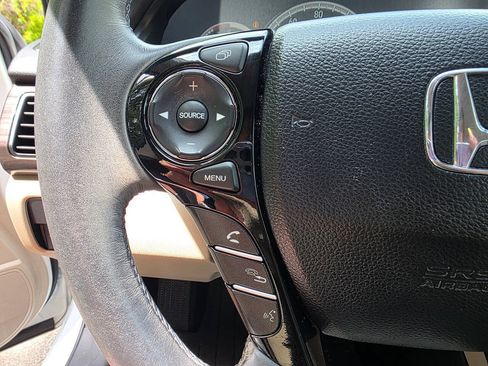 Used 2017 Honda Accord Touring image 19