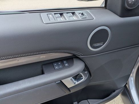 Used 2023 Land Rover Discovery Metropolitan Edition AWD/4WD image 16