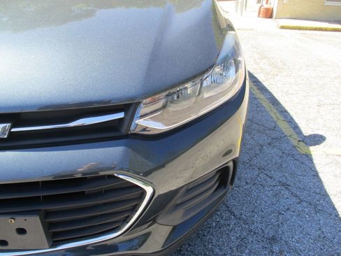 Used 2021 Chevrolet Trax LS FWD image 24