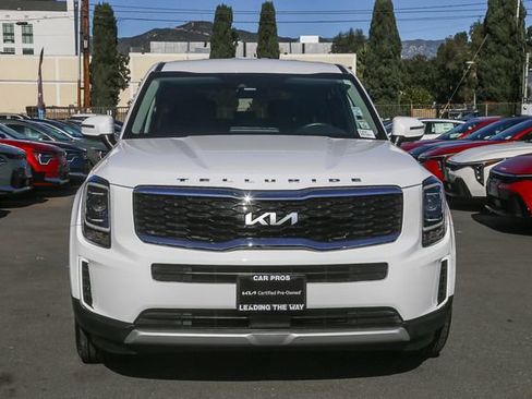 Certified 2022 Kia Telluride LX image 3