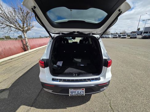 Used 2024 Mercedes-Benz EQB 300 4MATIC image 9