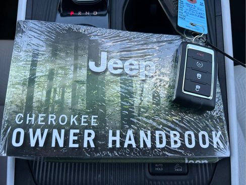 Used 2026 Jeep Cherokee Laredo AWD/4WD image 19