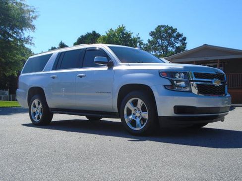 Used 2017 Chevrolet Suburban LT image 3