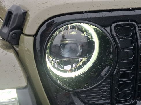 Used 2025 Jeep Gladiator Sport AWD/4WD image 9