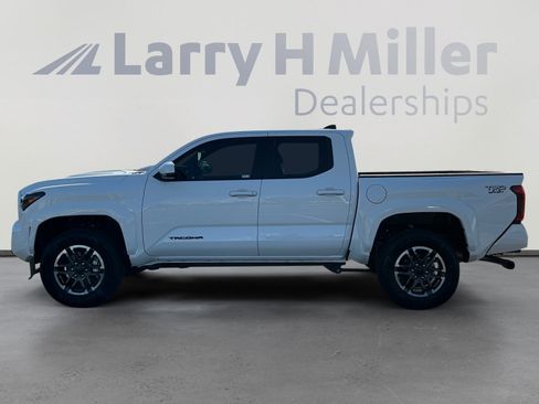 Certified 2025 Toyota Tacoma TRD Sport image 2