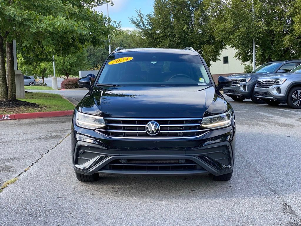 Used 2024 Volkswagen Tiguan SE w/ Panoramic Sunroof Package FWD image 2