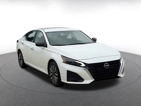 Used 2025 Nissan Altima 2.5 SV FWD image 3