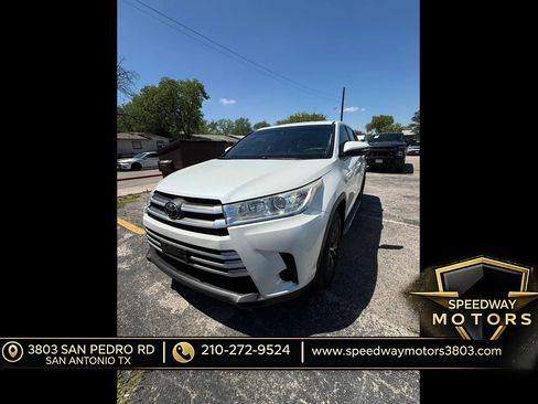 Used 2019 Toyota Highlander LE FWD image 2