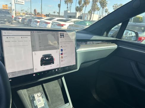 Used 2022 Tesla Model X image 31