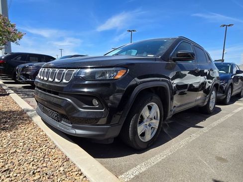 Used 2022 Jeep Compass Latitude FWD image 2